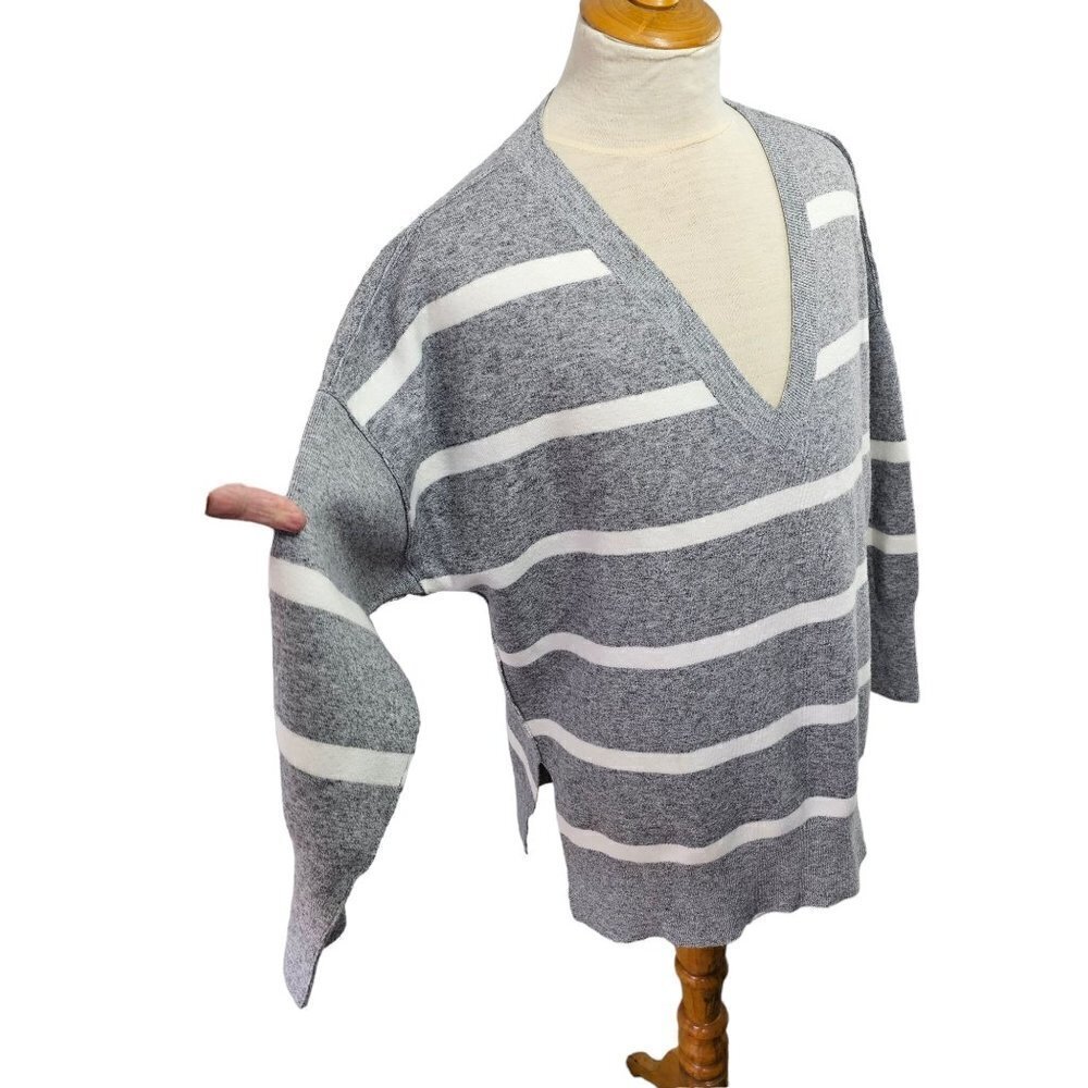 Abercrombie Fitch Mens M Soft A&F Gray Stripe V Neck Sweater Oversized NEW